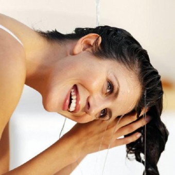 Чем заменить шампунь: мытье волос медом